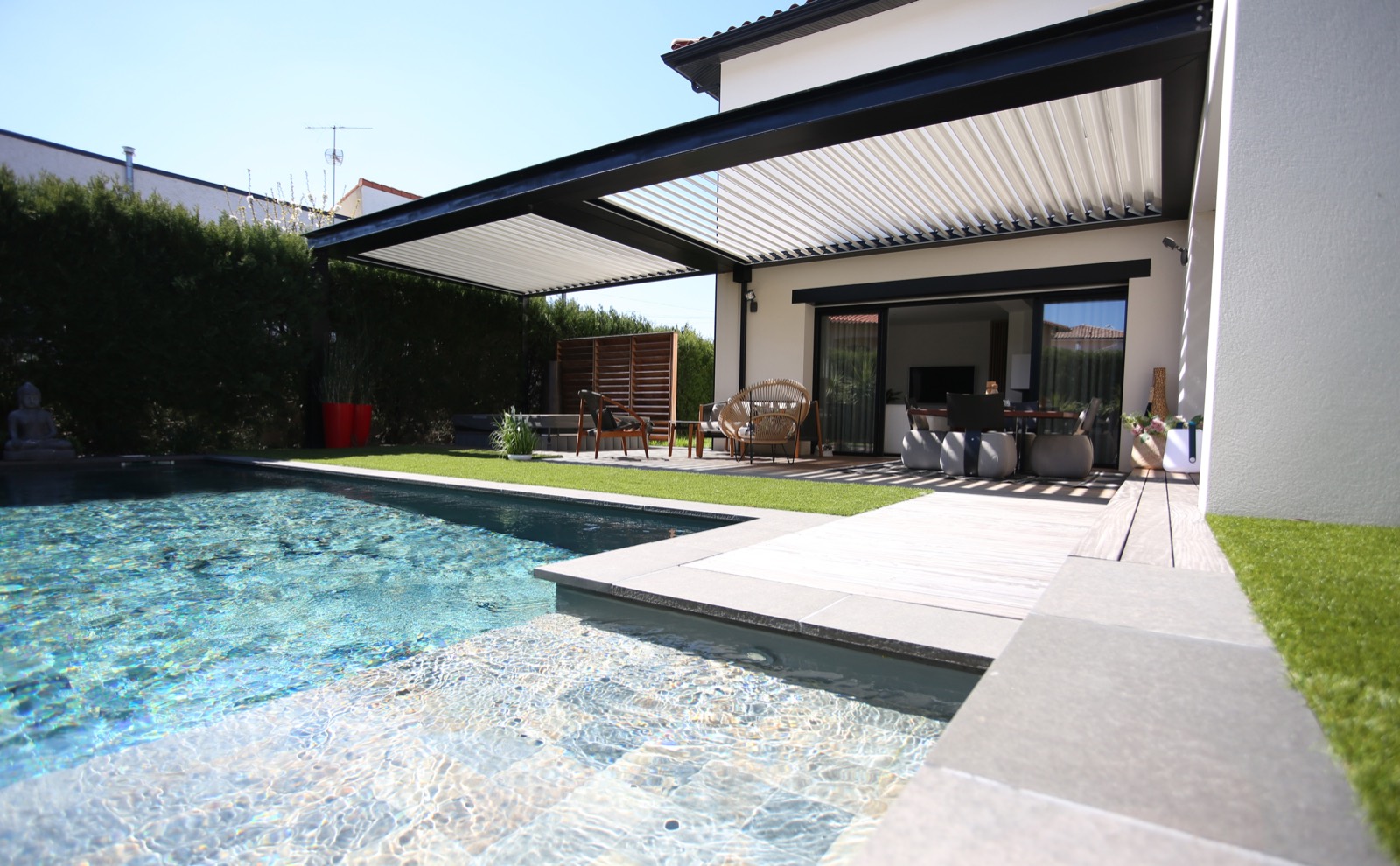 Pergola bioclimatique et terrasse réalisées par MP2A