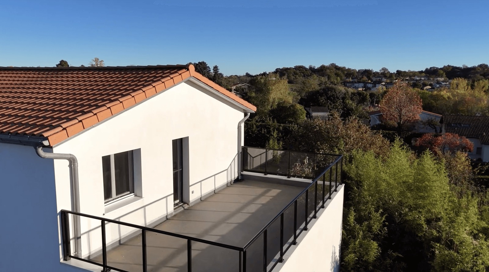 Maison moderne avec terrasse et garde-corps