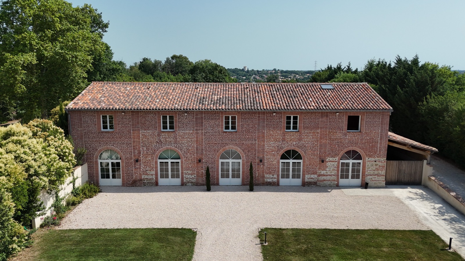 Rénovation : portes-fenêtres cintrées sur bâtisse en brique